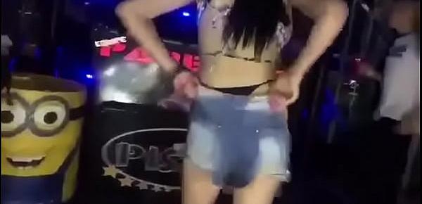  Novinha mostrando a calcinha no palco do baile funk